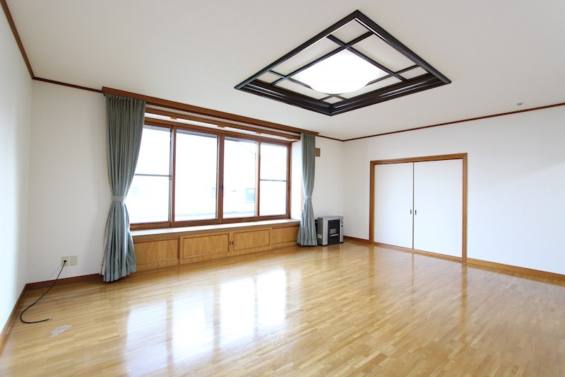 栄町４丁目７番　共同住宅 内観写真（リビング）