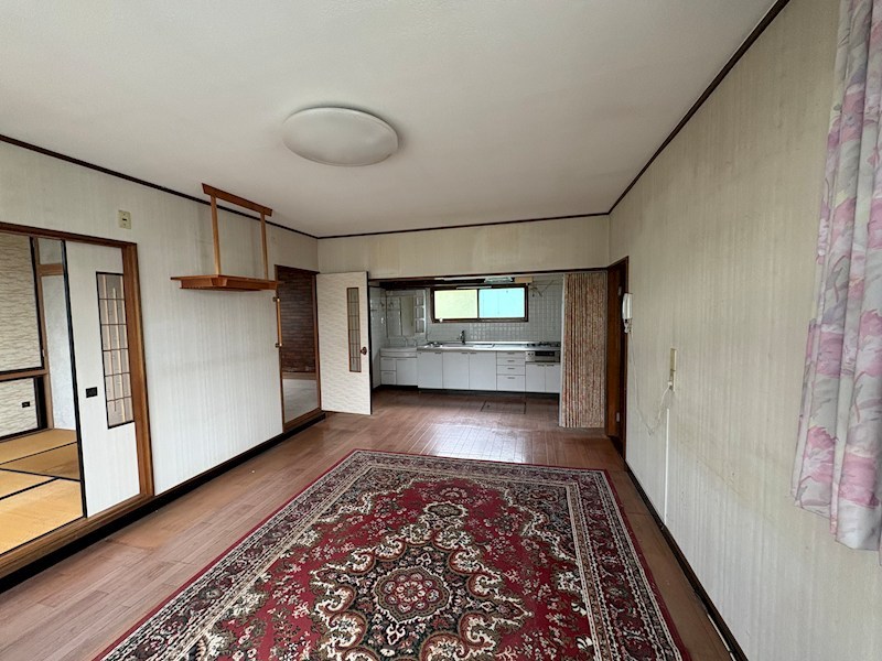 東陵町１０４番　戸建て 内観写真（リビング）