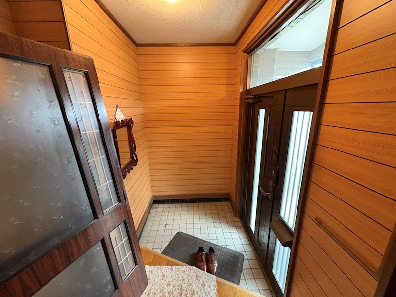 東陵町１０４番　戸建て 現地写真（玄関）