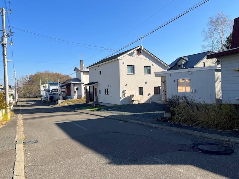 美山町西５丁目４７番　戸建て 現地写真（前面道路含む現地写真）