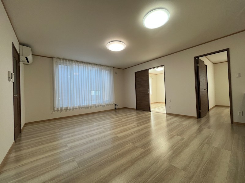 美山町西１丁目５０番　戸建て 内観写真（リビング）