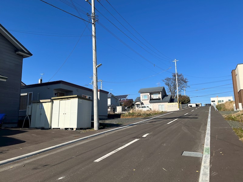 美山町西１丁目５０番　戸建て 現地写真（前面道路含む現地写真）