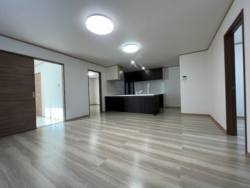 美山町西１丁目５０番　戸建て 内観写真（リビング）