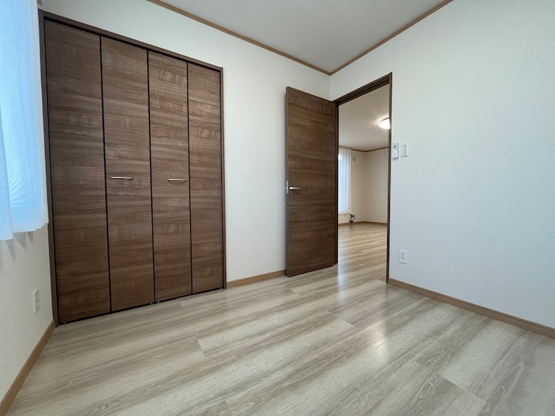 美山町西１丁目５０番　戸建て 内観写真（リビング以外の居室）