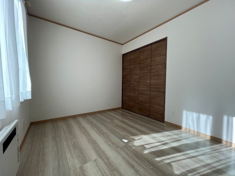 美山町西１丁目５０番　戸建て 内観写真（リビング以外の居室）