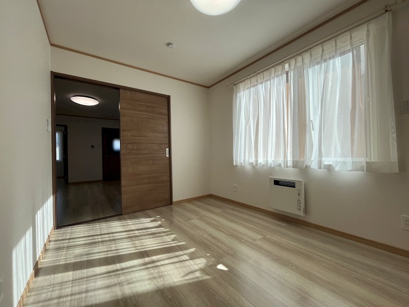美山町西１丁目５０番　戸建て 内観写真（リビング以外の居室）
