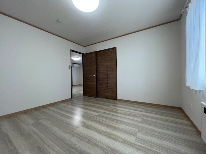美山町西１丁目５０番　戸建て 内観写真（リビング以外の居室）