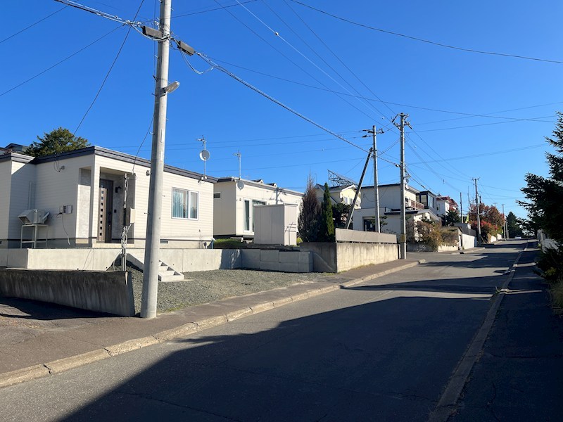 美山町南９丁目３６番　戸建て 現地写真（前面道路含む現地写真）