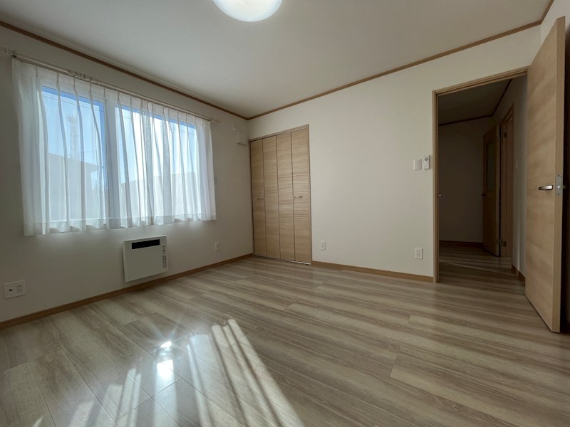 美山町南９丁目３６番　戸建て 内観写真（リビング以外の居室）