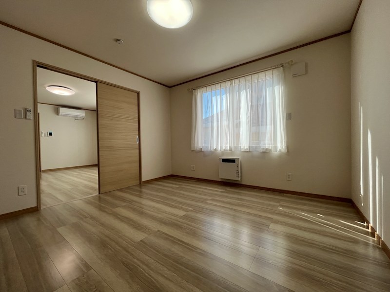 美山町南９丁目３６番　戸建て 内観写真（リビング以外の居室）