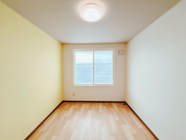 中ノ島町３丁目１１番　戸建て 内観写真（リビング以外の居室）