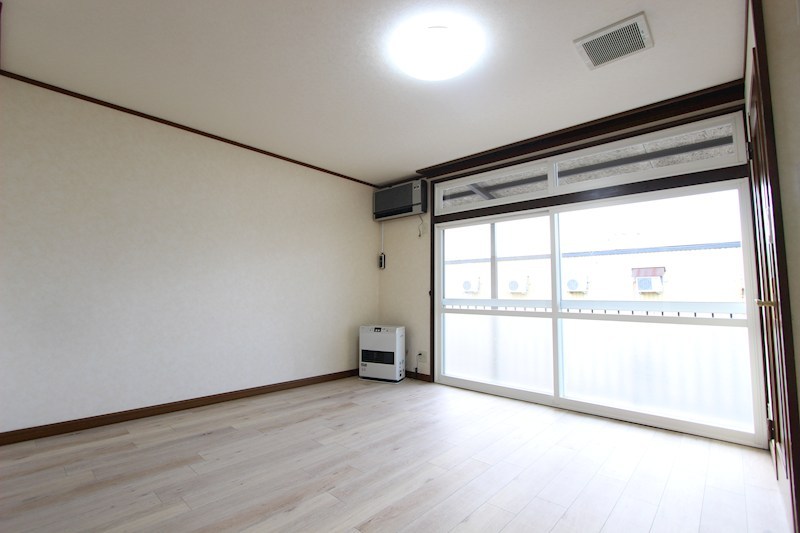 北進町３丁目５４番　共同住宅 内観写真（リビング）