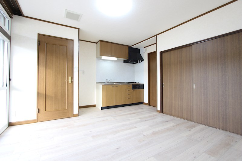 北進町３丁目５４番　共同住宅 内観写真（リビング）