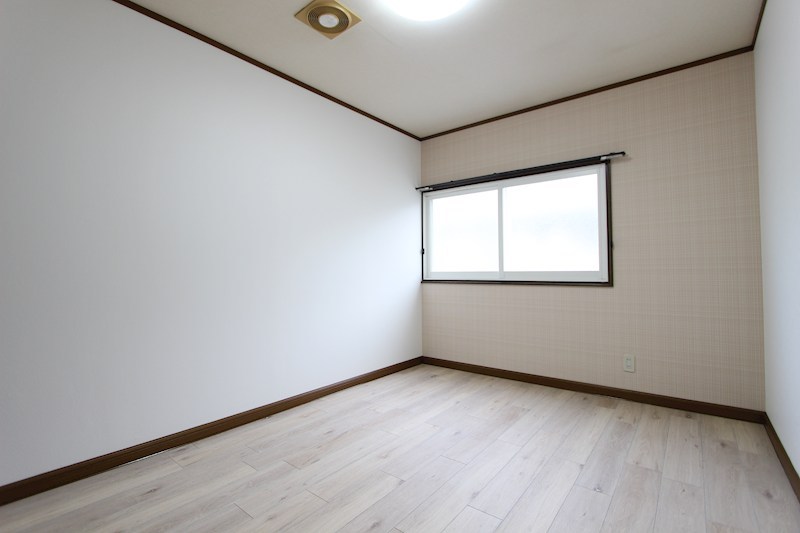北進町３丁目５４番　共同住宅 内観写真（リビング以外の居室）