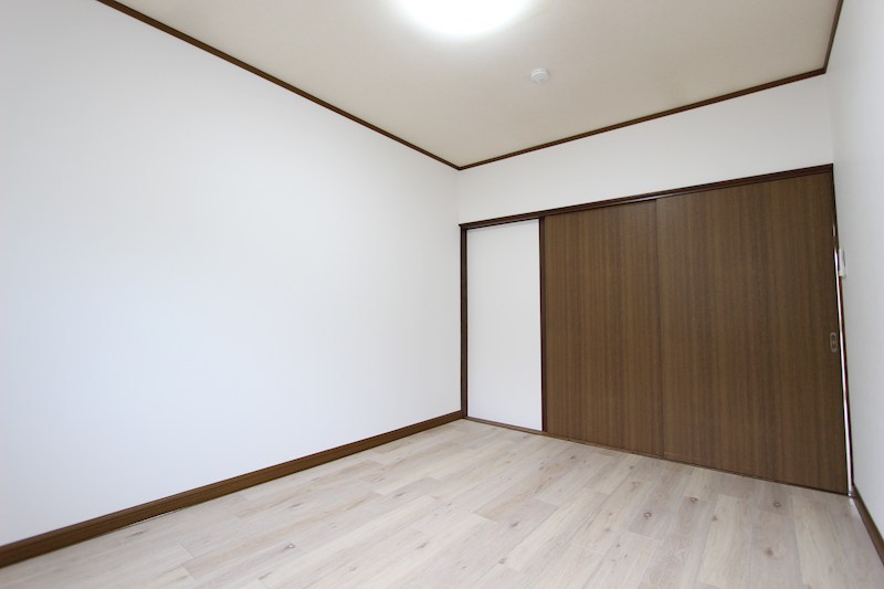 北進町３丁目５４番　共同住宅 内観写真（リビング以外の居室）
