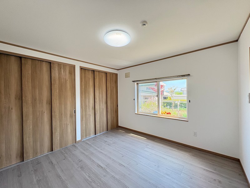 緑ヶ丘３丁目４２番　戸建て 内観写真（リビング以外の居室）