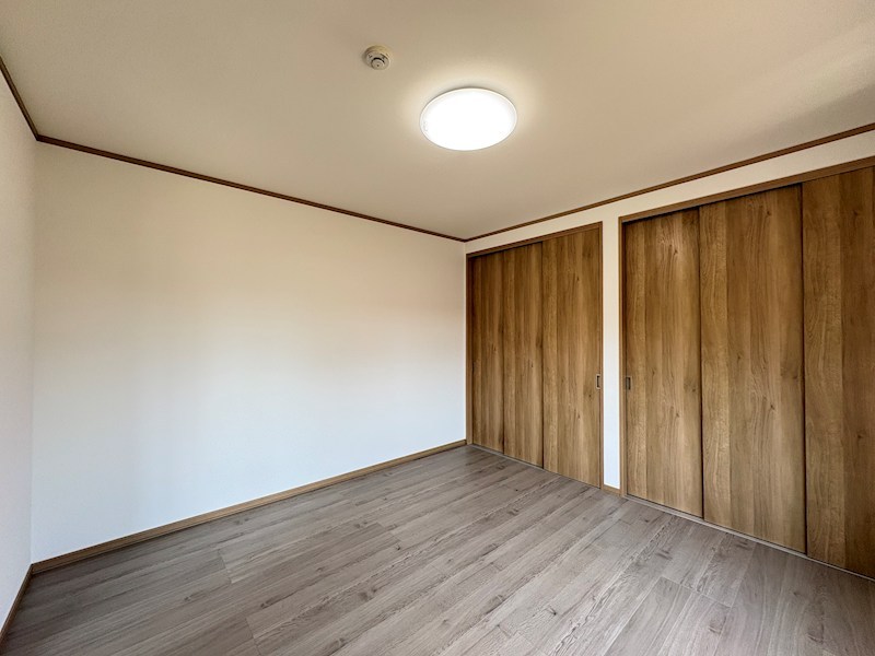 緑ヶ丘３丁目４２番　戸建て 内観写真（リビング以外の居室）