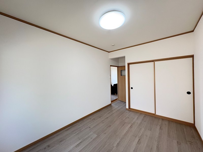 緑ヶ丘３丁目４２番　戸建て 内観写真（リビング以外の居室）