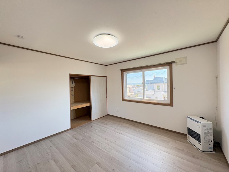 緑ヶ丘３丁目４２番　戸建て 内観写真（リビング以外の居室）