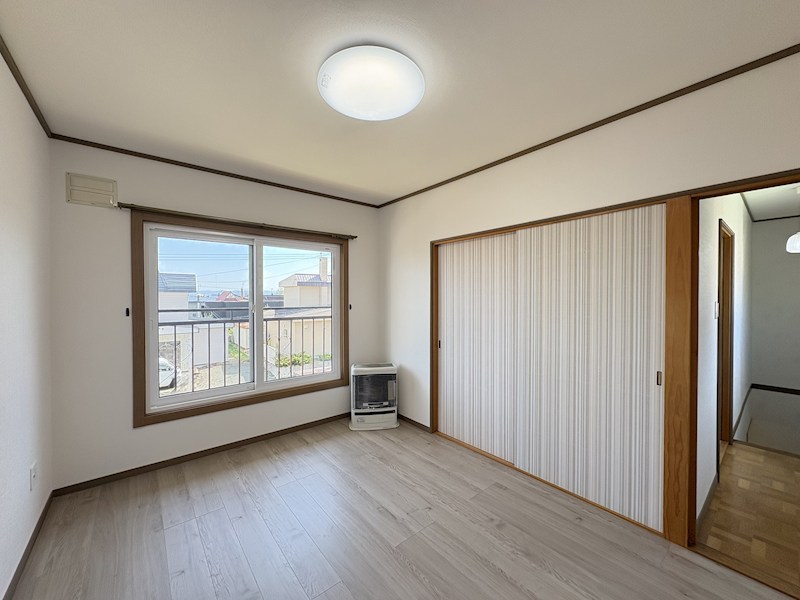 緑ヶ丘３丁目４２番　戸建て 内観写真（リビング以外の居室）
