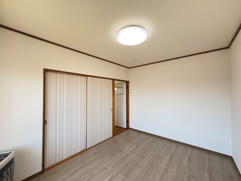 緑ヶ丘３丁目４２番　戸建て 内観写真（リビング以外の居室）