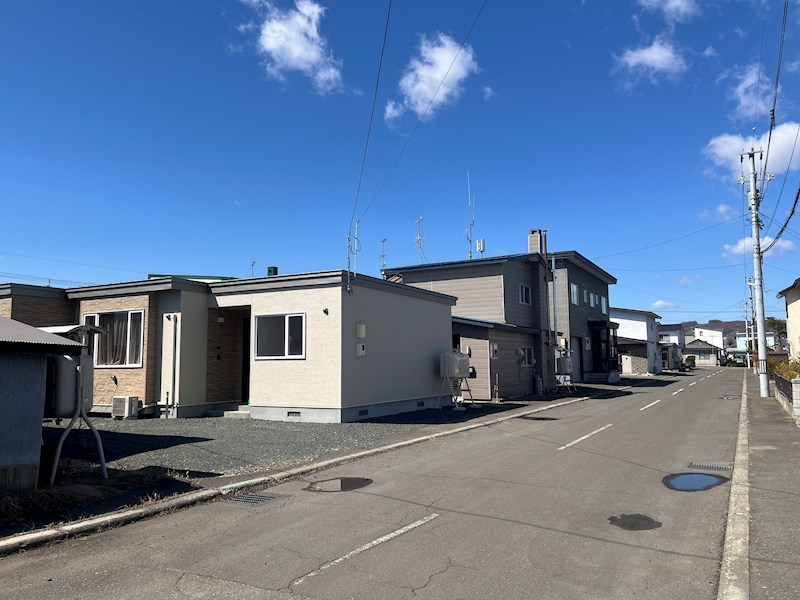 小泉２４４番　戸建て 現地写真（前面道路含む現地写真）