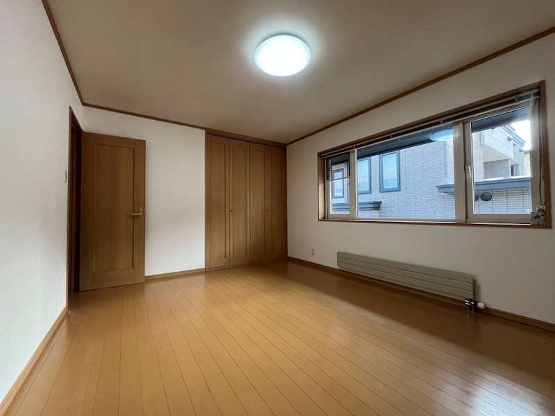 緑ヶ丘５丁目３５番　戸建て 内観写真（リビング以外の居室）