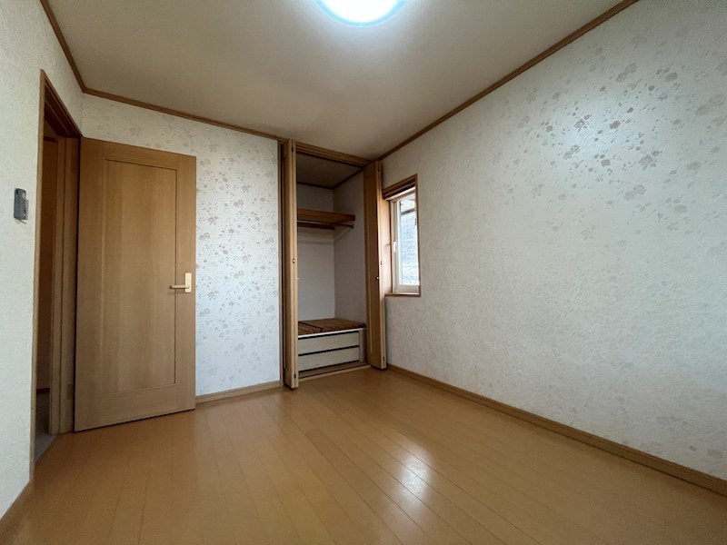 緑ヶ丘５丁目３５番　戸建て 内観写真（リビング以外の居室）