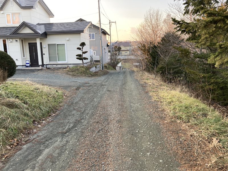 東陵町１６９番　土地 現地写真（前面道路含む現地写真）