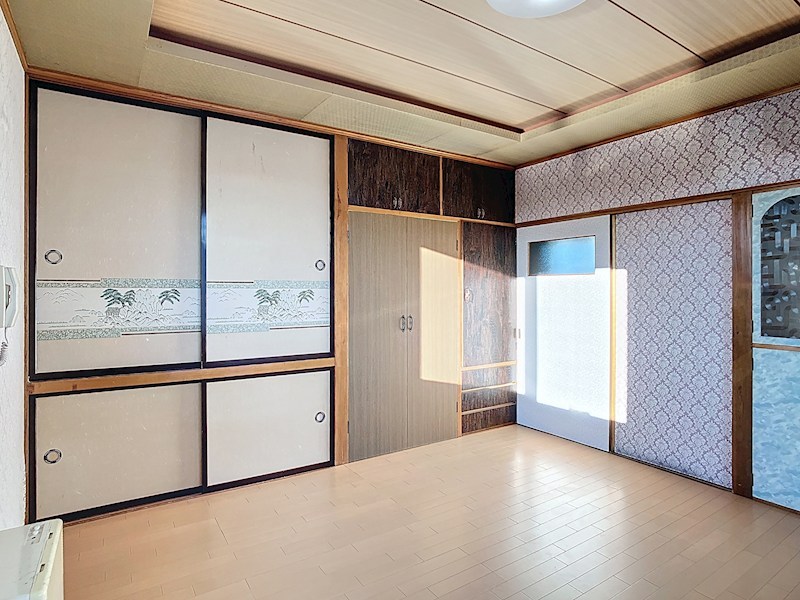 東三輪４丁目１６番　戸建て 内観写真（リビング以外の居室）