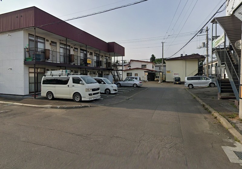 北進町４丁目２５６番　共同住宅 現地写真（前面道路含む現地写真）