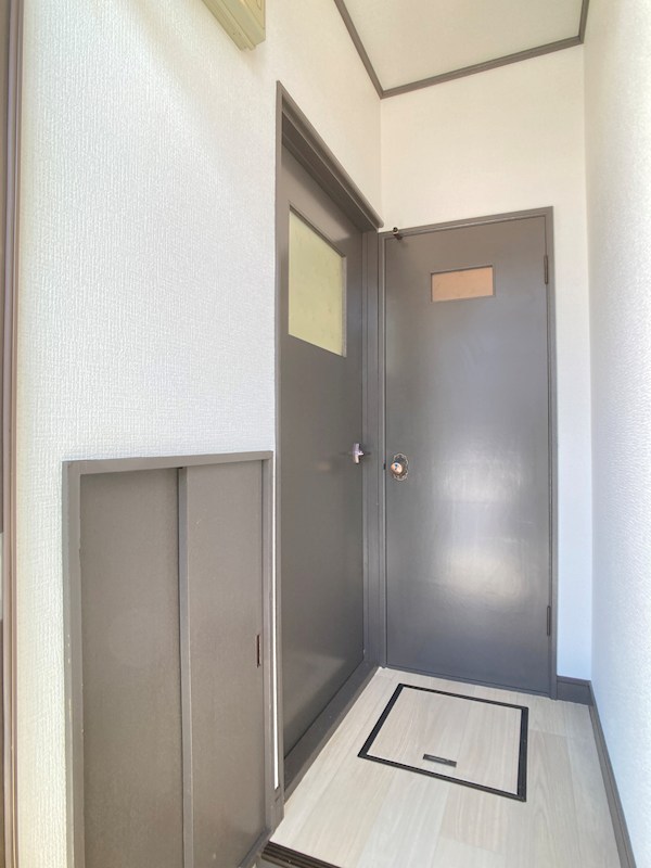 北進町４丁目２５６番　共同住宅 現地写真（玄関）