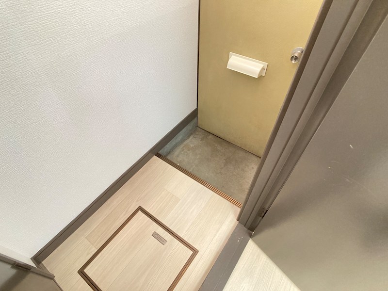 北進町４丁目２５６番　共同住宅 現地写真（玄関）
