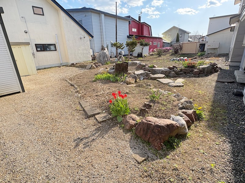 東三輪５丁目５番　戸建て 現地写真（庭）