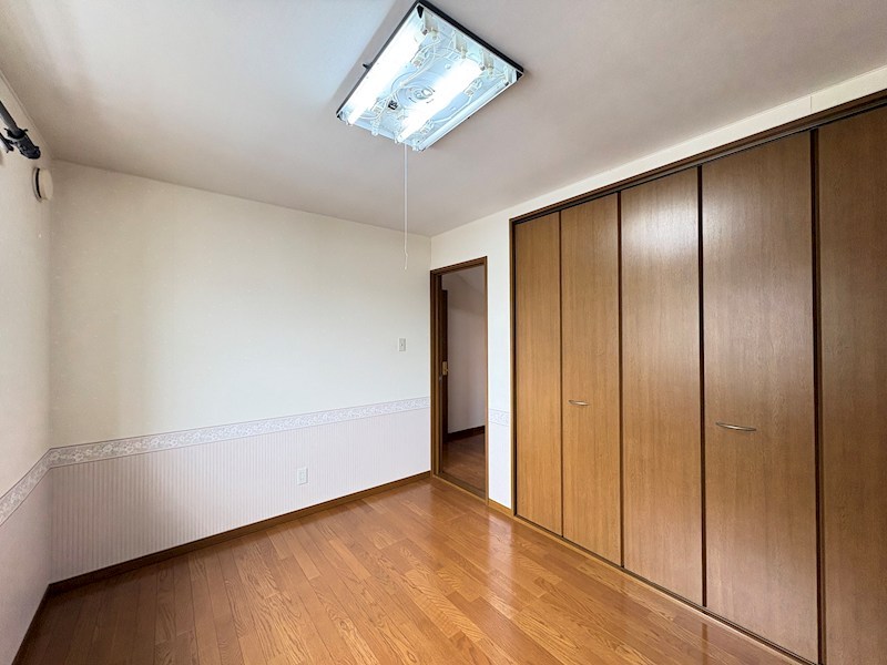 東三輪５丁目５番　戸建て 内観写真（リビング以外の居室）