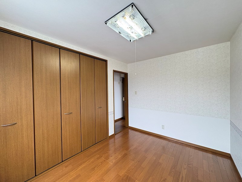 東三輪５丁目５番　戸建て 内観写真（リビング以外の居室）