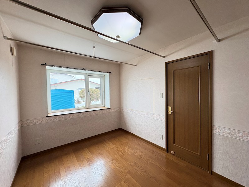 東三輪５丁目５番　戸建て 内観写真（リビング以外の居室）