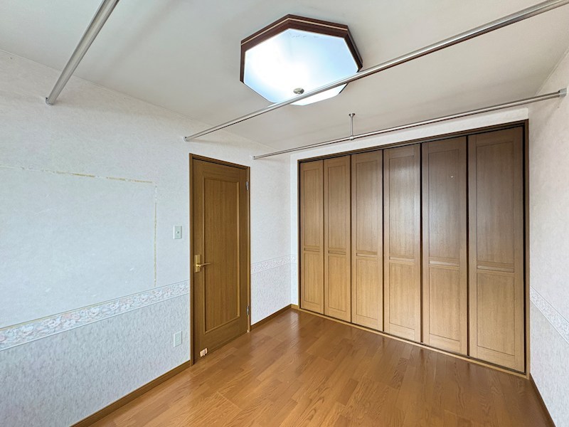 東三輪５丁目５番　戸建て 内観写真（リビング以外の居室）