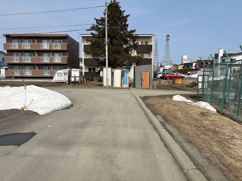 とん田西町２１５番　土地 現地写真（前面道路含む現地写真）