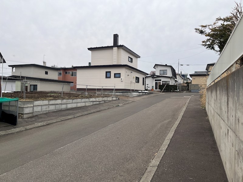 高栄東町２丁目１４２番　土地 現地写真（前面道路含む現地写真）