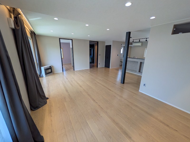 泉町２丁目７番　戸建て 内観写真（リビング）