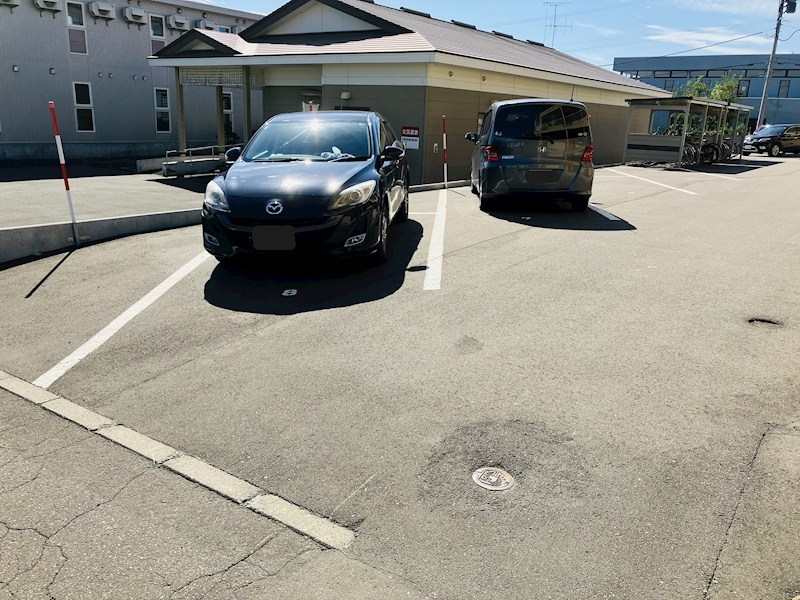 文京町６６３番　共同住宅 現地写真（駐車場）