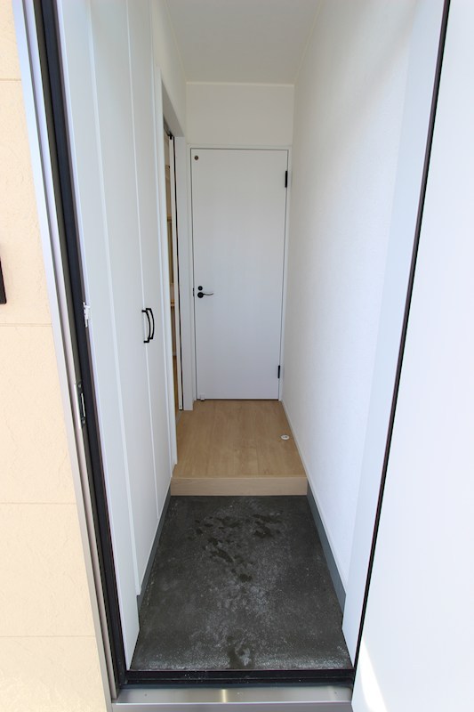 文京町６６３番　共同住宅 現地写真（玄関）