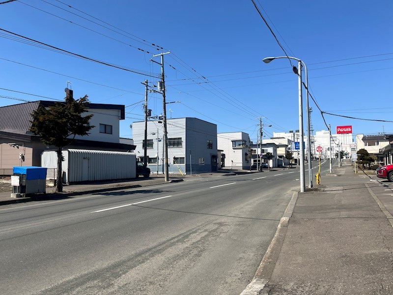 南仲町２丁目２１番　土地 現地写真（前面道路含む現地写真）