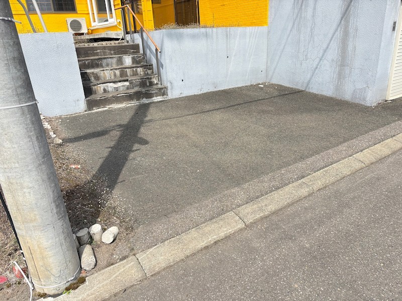 柏陽町５５７番　戸建て 現地写真（駐車場）