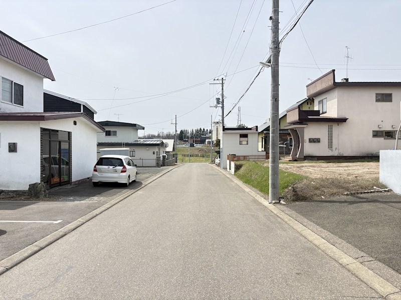 柏陽町５５７番　戸建て 現地写真（前面道路含む現地写真）