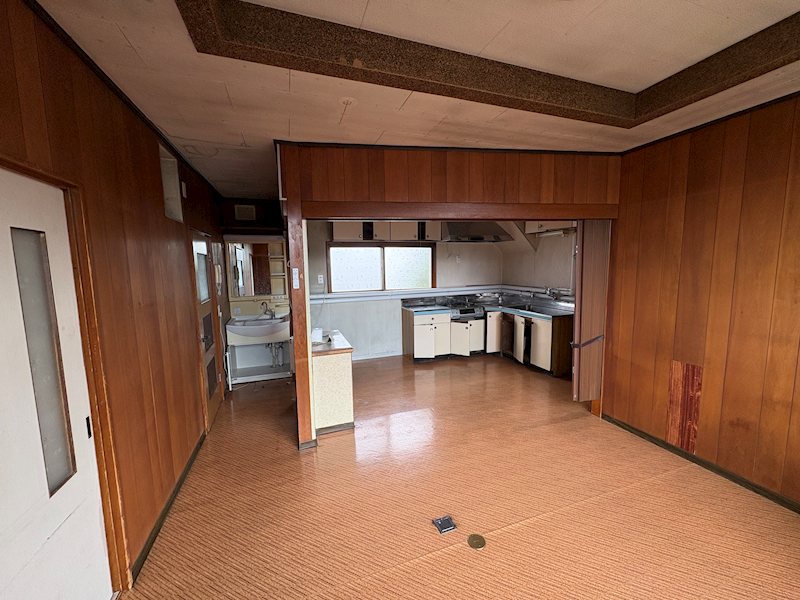 東陵町１０番　戸建て 内観写真（リビング）