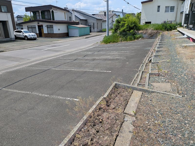 美山町南２丁目９番　共同住宅 現地写真（前面道路含む現地写真）
