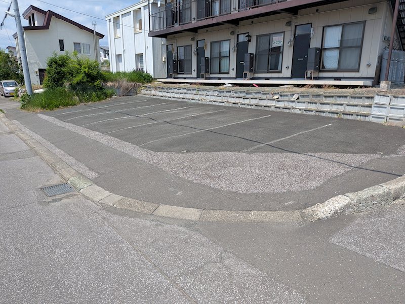 美山町南２丁目９番　共同住宅 現地写真（駐車場）