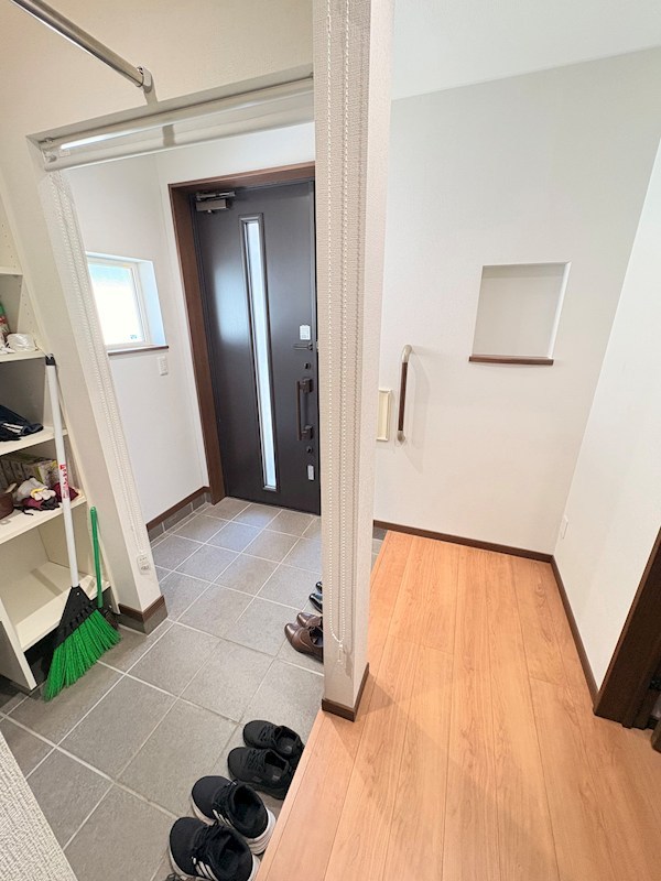 泉町４丁目１６９番　戸建て 現地写真（玄関）